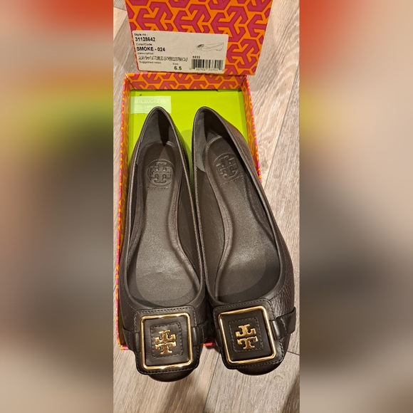 Authentic Tory Burch women's shoes. Size 6.5. New.   - Picture 2 of 4